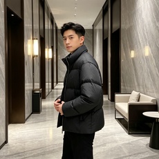 Dior迪奥 2026秋冬新款立领短款羽绒服✨ 热门明星私服同款外套,低调高级,出镜率超高 甄选90新国标白鸭绒,充绒饱 Dior迪奥 2026秋冬新款立领短款羽绒服✨ 热门明星私服同款外套,低调高级,出镜率超高 甄选90新国标白鸭绒,充绒饱