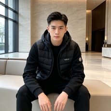 Moncler 蒙口 2026秋冬新款二合一可拆连帽羽绒服马甲 原版定制拉链五金,袖臂经典徽章标,胸前品牌字母印花 90 Moncler 蒙口 2026秋冬新款二合一可拆连帽羽绒服马甲 原版定制拉链五金,袖臂经典徽章标,胸前品牌字母印花 90