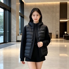 Moncler 蒙口 2026秋冬新款二合一可拆连帽羽绒服马甲 原版定制拉链五金,袖臂经典徽章标,胸前品牌字母印花 90 Moncler 蒙口 2026秋冬新款二合一可拆连帽羽绒服马甲 原版定制拉链五金,袖臂经典徽章标,胸前品牌字母印花 90