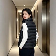 Moncler 蒙口 2026秋冬新款二合一可拆连帽羽绒服马甲 原版定制拉链五金,袖臂经典徽章标,胸前品牌字母印花 90 Moncler 蒙口 2026秋冬新款二合一可拆连帽羽绒服马甲 原版定制拉链五金,袖臂经典徽章标,胸前品牌字母印花 90