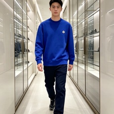 Moncler 蒙口 2026秋冬新款圆领空气层卫衣 经典品牌刺绣小logo,细节质感在线。采用空气层面料,挺括亲肤不易 Moncler 蒙口 2026秋冬新款圆领空气层卫衣 经典品牌刺绣小logo,细节质感在线。采用空气层面料,挺括亲肤不易
