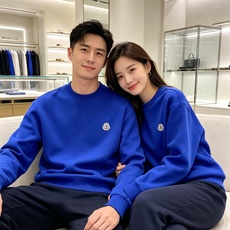 Moncler 蒙口 2026秋冬新款圆领空气层卫衣 经典品牌刺绣小logo,细节质感在线。采用空气层面料,挺括亲肤不易 Moncler 蒙口 2026秋冬新款圆领空气层卫衣 经典品牌刺绣小logo,细节质感在线。采用空气层面料,挺括亲肤不易