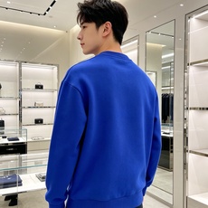 Moncler 蒙口 2026秋冬新款圆领空气层卫衣 经典品牌刺绣小logo,细节质感在线。采用空气层面料,挺括亲肤不易 Moncler 蒙口 2026秋冬新款圆领空气层卫衣 经典品牌刺绣小logo,细节质感在线。采用空气层面料,挺括亲肤不易