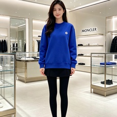 Moncler 蒙口 2026秋冬新款圆领空气层卫衣 经典品牌刺绣小logo,细节质感在线。采用空气层面料,挺括亲肤不易 Moncler 蒙口 2026秋冬新款圆领空气层卫衣 经典品牌刺绣小logo,细节质感在线。采用空气层面料,挺括亲肤不易