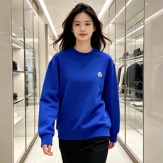 Moncler 蒙口 2026秋冬新款圆领空气层卫衣 经典品牌刺绣小logo,细节质感在线。采用空气层面料,挺括亲肤不易 Moncler 蒙口 2026秋冬新款圆领空气层卫衣 经典品牌刺绣小logo,细节质感在线。采用空气层面料,挺括亲肤不易