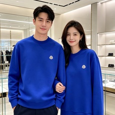 Moncler 蒙口 2026秋冬新款圆领空气层卫衣 经典品牌刺绣小logo,细节质感在线。采用空气层面料,挺括亲肤不易 Moncler 蒙口 2026秋冬新款圆领空气层卫衣 经典品牌刺绣小logo,细节质感在线。采用空气层面料,挺括亲肤不易