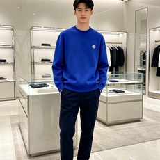 Moncler 蒙口 2026秋冬新款圆领空气层卫衣 经典品牌刺绣小logo,细节质感在线。采用空气层面料,挺括亲肤不易 Moncler 蒙口 2026秋冬新款圆领空气层卫衣 经典品牌刺绣小logo,细节质感在线。采用空气层面料,挺括亲肤不易