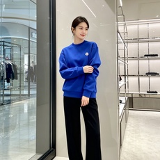 Moncler 蒙口 2026秋冬新款圆领空气层卫衣 经典品牌刺绣小logo,细节质感在线。采用空气层面料,挺括亲肤不易 Moncler 蒙口 2026秋冬新款圆领空气层卫衣 经典品牌刺绣小logo,细节质感在线。采用空气层面料,挺括亲肤不易