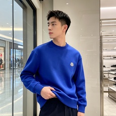 Moncler 蒙口 2026秋冬新款圆领空气层卫衣 经典品牌刺绣小logo,细节质感在线。采用空气层面料,挺括亲肤不易 Moncler 蒙口 2026秋冬新款圆领空气层卫衣 经典品牌刺绣小logo,细节质感在线。采用空气层面料,挺括亲肤不易
