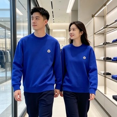 Moncler 蒙口 2026秋冬新款圆领空气层卫衣 经典品牌刺绣小logo,细节质感在线。采用空气层面料,挺括亲肤不易 Moncler 蒙口 2026秋冬新款圆领空气层卫衣 经典品牌刺绣小logo,细节质感在线。采用空气层面料,挺括亲肤不易