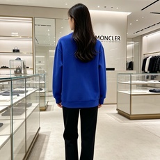 Moncler 蒙口 2026秋冬新款圆领空气层卫衣 经典品牌刺绣小logo,细节质感在线。采用空气层面料,挺括亲肤不易 Moncler 蒙口 2026秋冬新款圆领空气层卫衣 经典品牌刺绣小logo,细节质感在线。采用空气层面料,挺括亲肤不易