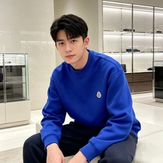 Moncler 蒙口 2026秋冬新款圆领空气层卫衣 经典品牌刺绣小logo,细节质感在线。采用空气层面料,挺括亲肤不易 Moncler 蒙口 2026秋冬新款圆领空气层卫衣 经典品牌刺绣小logo,细节质感在线。采用空气层面料,挺括亲肤不易