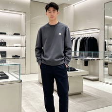 Moncler 蒙口 2026秋冬新款圆领空气层卫衣 经典品牌刺绣小logo,细节质感在线。采用空气层面料,挺括亲肤不易 Moncler 蒙口 2026秋冬新款圆领空气层卫衣 经典品牌刺绣小logo,细节质感在线。采用空气层面料,挺括亲肤不易