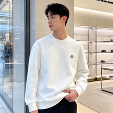 Moncler 蒙口 2026秋冬新款圆领空气层卫衣 经典品牌刺绣小logo,细节质感在线。采用空气层面料,挺括亲肤不易 Moncler 蒙口 2026秋冬新款圆领空气层卫衣 经典品牌刺绣小logo,细节质感在线。采用空气层面料,挺括亲肤不易