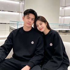 Moncler 蒙口 2026秋冬新款圆领空气层卫衣 经典品牌刺绣小logo,细节质感在线。采用空气层面料,挺括亲肤不易 Moncler 蒙口 2026秋冬新款圆领空气层卫衣 经典品牌刺绣小logo,细节质感在线。采用空气层面料,挺括亲肤不易