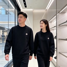 Moncler 蒙口 2026秋冬新款圆领空气层卫衣 经典品牌刺绣小logo,细节质感在线。采用空气层面料,挺括亲肤不易 Moncler 蒙口 2026秋冬新款圆领空气层卫衣 经典品牌刺绣小logo,细节质感在线。采用空气层面料,挺括亲肤不易