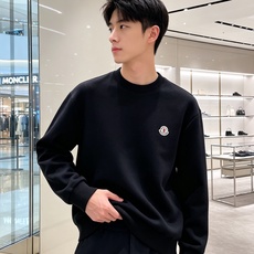 Moncler 蒙口 2026秋冬新款圆领空气层卫衣 经典品牌刺绣小logo,细节质感在线。采用空气层面料,挺括亲肤不易 Moncler 蒙口 2026秋冬新款圆领空气层卫衣 经典品牌刺绣小logo,细节质感在线。采用空气层面料,挺括亲肤不易