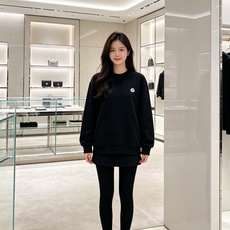 Moncler 蒙口 2026秋冬新款圆领空气层卫衣 经典品牌刺绣小logo,细节质感在线。采用空气层面料,挺括亲肤不易 Moncler 蒙口 2026秋冬新款圆领空气层卫衣 经典品牌刺绣小logo,细节质感在线。采用空气层面料,挺括亲肤不易