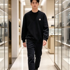 Moncler 蒙口 2026秋冬新款圆领空气层卫衣 经典品牌刺绣小logo,细节质感在线。采用空气层面料,挺括亲肤不易 Moncler 蒙口 2026秋冬新款圆领空气层卫衣 经典品牌刺绣小logo,细节质感在线。采用空气层面料,挺括亲肤不易