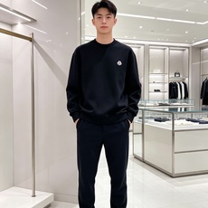 Moncler 蒙口 2026秋冬新款圆领空气层卫衣 经典品牌刺绣小logo,细节质感在线。采用空气层面料,挺括亲肤不易 Moncler 蒙口 2026秋冬新款圆领空气层卫衣 经典品牌刺绣小logo,细节质感在线。采用空气层面料,挺括亲肤不易