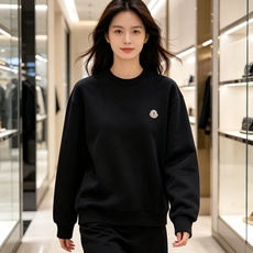 Moncler 蒙口 2026秋冬新款圆领空气层卫衣 经典品牌刺绣小logo,细节质感在线。采用空气层面料,挺括亲肤不易 Moncler 蒙口 2026秋冬新款圆领空气层卫衣 经典品牌刺绣小logo,细节质感在线。采用空气层面料,挺括亲肤不易
