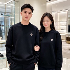 Moncler 蒙口 2026秋冬新款圆领空气层卫衣 经典品牌刺绣小logo,细节质感在线。采用空气层面料,挺括亲肤不易 Moncler 蒙口 2026秋冬新款圆领空气层卫衣 经典品牌刺绣小logo,细节质感在线。采用空气层面料,挺括亲肤不易