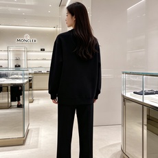 Moncler 蒙口 2026秋冬新款圆领空气层卫衣 经典品牌刺绣小logo,细节质感在线。采用空气层面料,挺括亲肤不易 Moncler 蒙口 2026秋冬新款圆领空气层卫衣 经典品牌刺绣小logo,细节质感在线。采用空气层面料,挺括亲肤不易