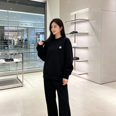 Moncler 蒙口 2026秋冬新款圆领空气层卫衣 经典品牌刺绣小logo,细节质感在线。采用空气层面料,挺括亲肤不易 Moncler 蒙口 2026秋冬新款圆领空气层卫衣 经典品牌刺绣小logo,细节质感在线。采用空气层面料,挺括亲肤不易