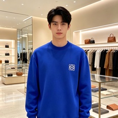 Loewe 罗意威 2026秋冬新款休闲圆领空气层卫衣 经典Anagram刺绣logo,艺术感十足。选用空气层面料,柔软 Loewe 罗意威 2026秋冬新款休闲圆领空气层卫衣 经典Anagram刺绣logo,艺术感十足。选用空气层面料,柔软