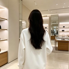 Loewe 罗意威 2026秋冬新款休闲圆领空气层卫衣 经典Anagram刺绣logo,艺术感十足。选用空气层面料,柔软 Loewe 罗意威 2026秋冬新款休闲圆领空气层卫衣 经典Anagram刺绣logo,艺术感十足。选用空气层面料,柔软