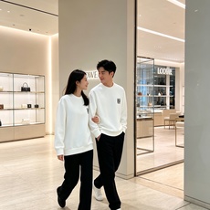 Loewe 罗意威 2026秋冬新款休闲圆领空气层卫衣 经典Anagram刺绣logo,艺术感十足。选用空气层面料,柔软 Loewe 罗意威 2026秋冬新款休闲圆领空气层卫衣 经典Anagram刺绣logo,艺术感十足。选用空气层面料,柔软