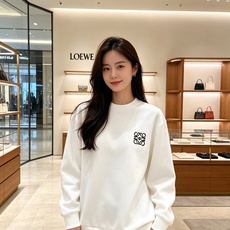 Loewe 罗意威 2026秋冬新款休闲圆领空气层卫衣 经典Anagram刺绣logo,艺术感十足。选用空气层面料,柔软 Loewe 罗意威 2026秋冬新款休闲圆领空气层卫衣 经典Anagram刺绣logo,艺术感十足。选用空气层面料,柔软