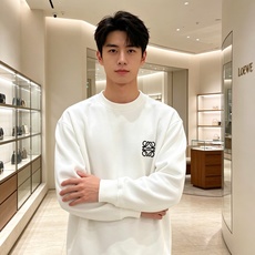 Loewe 罗意威 2026秋冬新款休闲圆领空气层卫衣 经典Anagram刺绣logo,艺术感十足。选用空气层面料,柔软 Loewe 罗意威 2026秋冬新款休闲圆领空气层卫衣 经典Anagram刺绣logo,艺术感十足。选用空气层面料,柔软