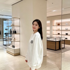 Loewe 罗意威 2026秋冬新款休闲圆领空气层卫衣 经典Anagram刺绣logo,艺术感十足。选用空气层面料,柔软 Loewe 罗意威 2026秋冬新款休闲圆领空气层卫衣 经典Anagram刺绣logo,艺术感十足。选用空气层面料,柔软