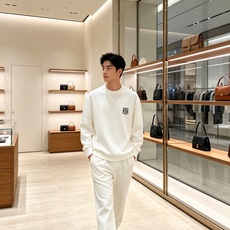 Loewe 罗意威 2026秋冬新款休闲圆领空气层卫衣 经典Anagram刺绣logo,艺术感十足。选用空气层面料,柔软 Loewe 罗意威 2026秋冬新款休闲圆领空气层卫衣 经典Anagram刺绣logo,艺术感十足。选用空气层面料,柔软