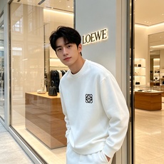 Loewe 罗意威 2026秋冬新款休闲圆领空气层卫衣 经典Anagram刺绣logo,艺术感十足。选用空气层面料,柔软 Loewe 罗意威 2026秋冬新款休闲圆领空气层卫衣 经典Anagram刺绣logo,艺术感十足。选用空气层面料,柔软