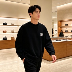 Loewe 罗意威 2026秋冬新款休闲圆领空气层卫衣 经典Anagram刺绣logo,艺术感十足。选用空气层面料,柔软 Loewe 罗意威 2026秋冬新款休闲圆领空气层卫衣 经典Anagram刺绣logo,艺术感十足。选用空气层面料,柔软