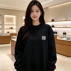 Loewe 罗意威 2026秋冬新款休闲圆领空气层卫衣 经典Anagram刺绣logo,艺术感十足。选用空气层面料,柔软 Loewe 罗意威 2026秋冬新款休闲圆领空气层卫衣 经典Anagram刺绣logo,艺术感十足。选用空气层面料,柔软