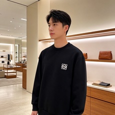 Loewe 罗意威 2026秋冬新款休闲圆领空气层卫衣 经典Anagram刺绣logo,艺术感十足。选用空气层面料,柔软 Loewe 罗意威 2026秋冬新款休闲圆领空气层卫衣 经典Anagram刺绣logo,艺术感十足。选用空气层面料,柔软