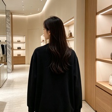 Loewe 罗意威 2026秋冬新款休闲圆领空气层卫衣 经典Anagram刺绣logo,艺术感十足。选用空气层面料,柔软 Loewe 罗意威 2026秋冬新款休闲圆领空气层卫衣 经典Anagram刺绣logo,艺术感十足。选用空气层面料,柔软
