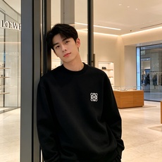 Loewe 罗意威 2026秋冬新款休闲圆领空气层卫衣 经典Anagram刺绣logo,艺术感十足。选用空气层面料,柔软 Loewe 罗意威 2026秋冬新款休闲圆领空气层卫衣 经典Anagram刺绣logo,艺术感十足。选用空气层面料,柔软