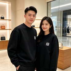 Loewe 罗意威 2026秋冬新款休闲圆领空气层卫衣 经典Anagram刺绣logo,艺术感十足。选用空气层面料,柔软 Loewe 罗意威 2026秋冬新款休闲圆领空气层卫衣 经典Anagram刺绣logo,艺术感十足。选用空气层面料,柔软