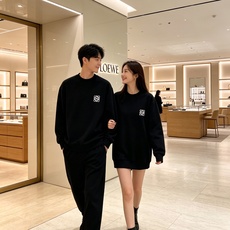 Loewe 罗意威 2026秋冬新款休闲圆领空气层卫衣 经典Anagram刺绣logo,艺术感十足。选用空气层面料,柔软 Loewe 罗意威 2026秋冬新款休闲圆领空气层卫衣 经典Anagram刺绣logo,艺术感十足。选用空气层面料,柔软