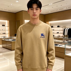 Burberry 巴宝莉 2026秋冬新款休闲圆领空气层卫衣 经典蓝色战马刺绣logo,辨识度十足。选用空气层面料,柔软 Burberry 巴宝莉 2026秋冬新款休闲圆领空气层卫衣 经典蓝色战马刺绣logo,辨识度十足。选用空气层面料,柔软