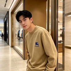 Burberry 巴宝莉 2026秋冬新款休闲圆领空气层卫衣 经典蓝色战马刺绣logo,辨识度十足。选用空气层面料,柔软 Burberry 巴宝莉 2026秋冬新款休闲圆领空气层卫衣 经典蓝色战马刺绣logo,辨识度十足。选用空气层面料,柔软
