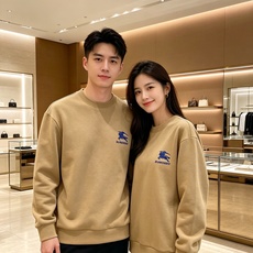 Burberry 巴宝莉 2026秋冬新款休闲圆领空气层卫衣 经典蓝色战马刺绣logo,辨识度十足。选用空气层面料,柔软 Burberry 巴宝莉 2026秋冬新款休闲圆领空气层卫衣 经典蓝色战马刺绣logo,辨识度十足。选用空气层面料,柔软