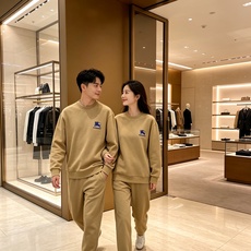 Burberry 巴宝莉 2026秋冬新款休闲圆领空气层卫衣 经典蓝色战马刺绣logo,辨识度十足。选用空气层面料,柔软 Burberry 巴宝莉 2026秋冬新款休闲圆领空气层卫衣 经典蓝色战马刺绣logo,辨识度十足。选用空气层面料,柔软