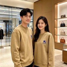 Burberry 巴宝莉 2026秋冬新款休闲圆领空气层卫衣 经典蓝色战马刺绣logo,辨识度十足。选用空气层面料,柔软 Burberry 巴宝莉 2026秋冬新款休闲圆领空气层卫衣 经典蓝色战马刺绣logo,辨识度十足。选用空气层面料,柔软