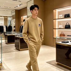 Burberry 巴宝莉 2026秋冬新款休闲圆领空气层卫衣 经典蓝色战马刺绣logo,辨识度十足。选用空气层面料,柔软 Burberry 巴宝莉 2026秋冬新款休闲圆领空气层卫衣 经典蓝色战马刺绣logo,辨识度十足。选用空气层面料,柔软