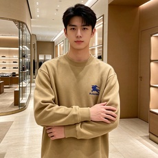 Burberry 巴宝莉 2026秋冬新款休闲圆领空气层卫衣 经典蓝色战马刺绣logo,辨识度十足。选用空气层面料,柔软 Burberry 巴宝莉 2026秋冬新款休闲圆领空气层卫衣 经典蓝色战马刺绣logo,辨识度十足。选用空气层面料,柔软
